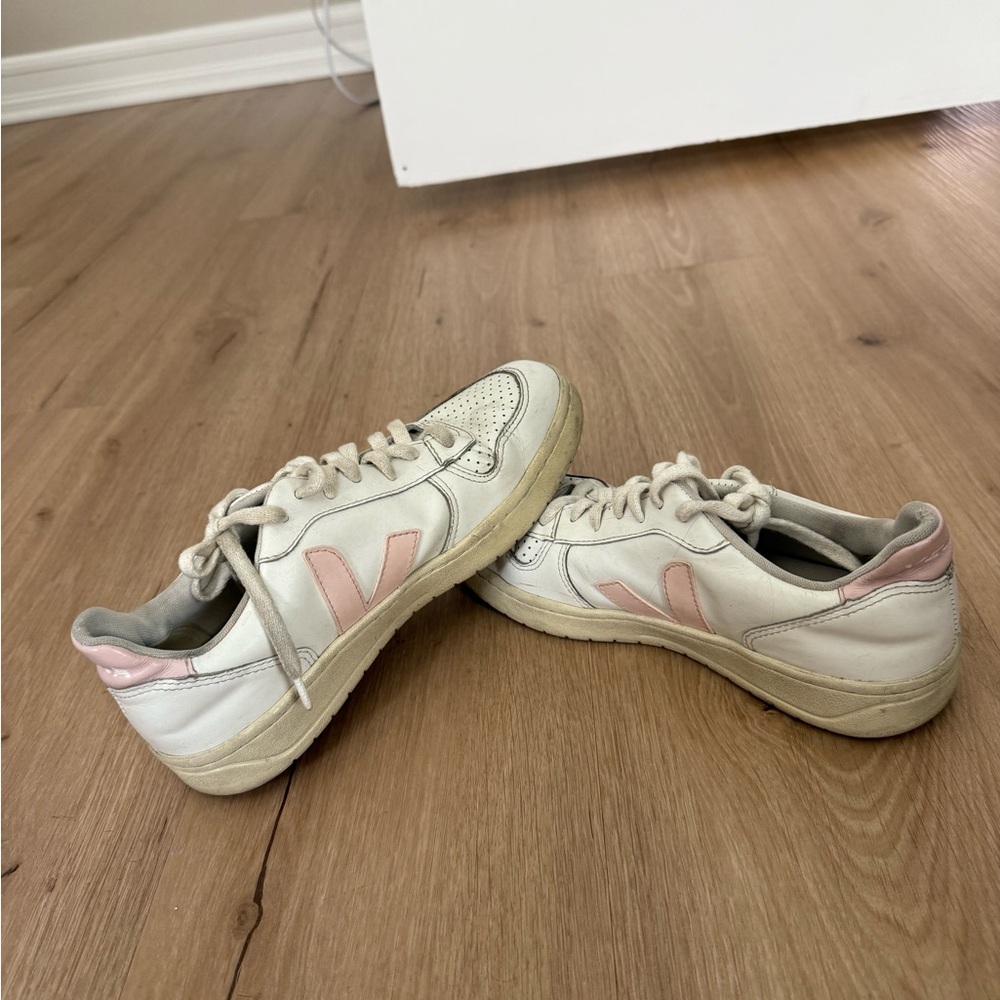 Veja Women's Sneakers in White and Soft Pink